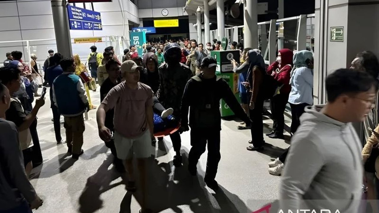 Insiden operasional di Stasiun Bekasi Timur menyebabkan sejumlah perjalanan Kereta Api dari Jakarta menuju Surabaya terdampak. PT KAI Daop 8 Surabaya masih menghimpun data lengkap mengenai dampak keterlambatan ini.