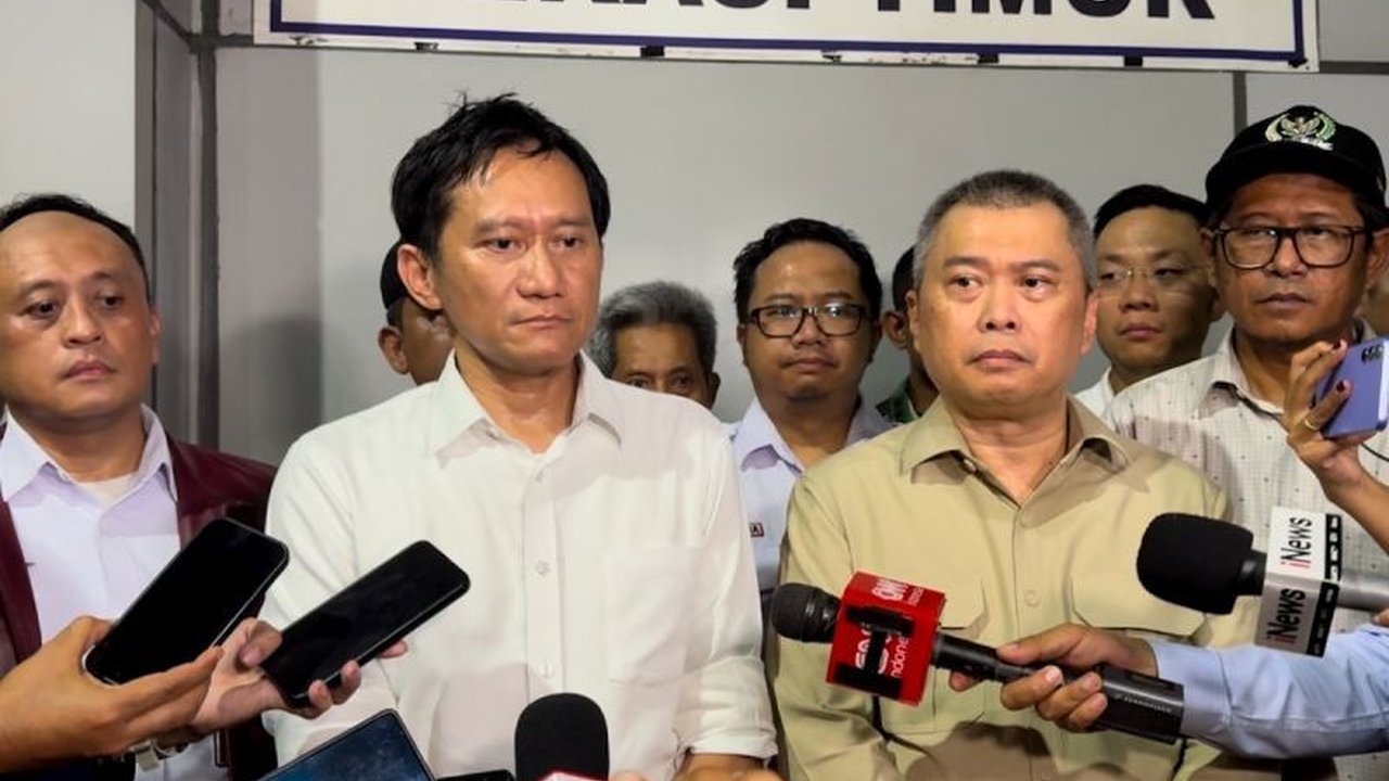 Direktur Utama PT KAI, Bobby Rasyidin, menyampaikan update terkini mengenai kecelakaan KRL Bekasi, termasuk jumlah korban yang masih terjebak dan upaya evakuasi yang sedang berlangsung. Simak selengkapnya.