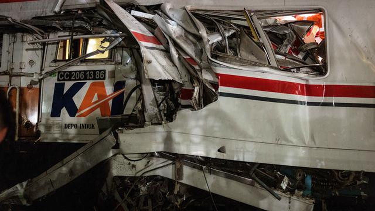 Foto menunjukkan lokasi di mana lokomotif Kereta Api Jarak Jauh (KAJJ) Argo Bromo Anggre menembus gerbong belakang Kereta Rel Listrik (KRL) Commuter Line di Stasiun Bekasi Timur, Jawa Barat,
