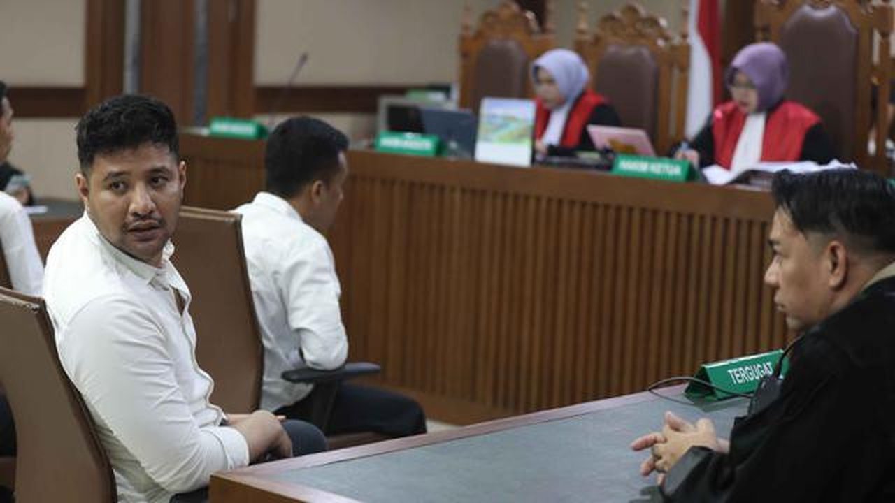 Kasus pertama Ammar Zoni terjadi pada 2013. Ketika itu, ia hanya menjalani satu tahun rehabilitasi. Tampak dalam foto, terdakwa kasus peredaran narkotika di dalam Rumah Tahanan (Rutan) Salemb