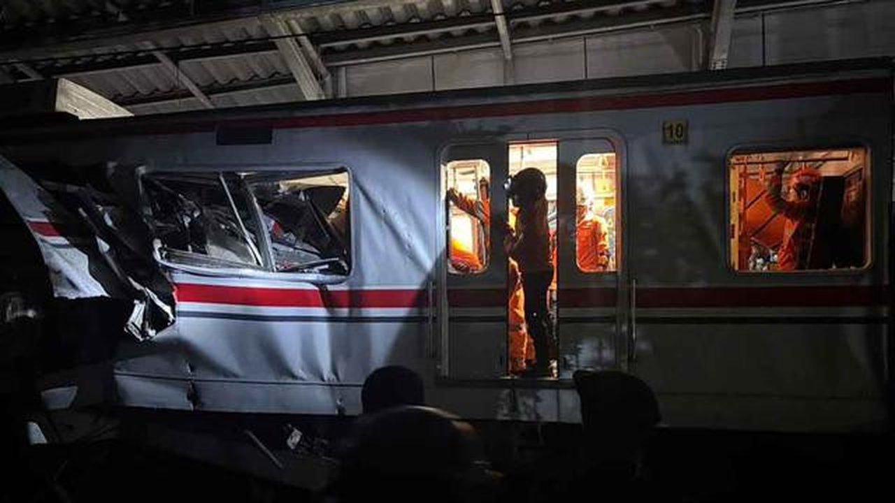 Tim pencari dan penyelamat mencari korban yang mash terjebak dalam kecelakaan Kereta Api Jarak Jauh (KAJJ) dengan Kereta rel Listrik (KRL) Commuter Line di Stasiun Bekasi Timur, Jawa Barat, S