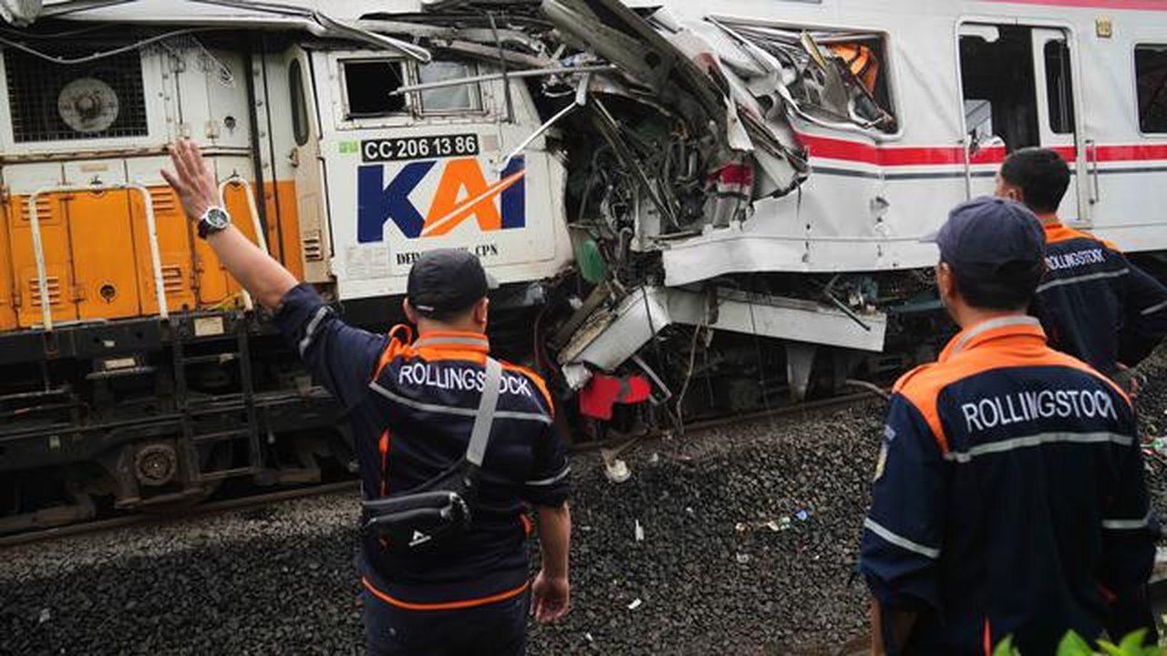 Para pekerja memeriksa kondisi lokomotif Kereta Api Jarak Jauh (KAJJ) Argo Bromo Anggrek dan salah satu gerbong Kereta Rel Listrik (KRL) Commuter Line yang mengalami kecelakaan di Stasiun Bek