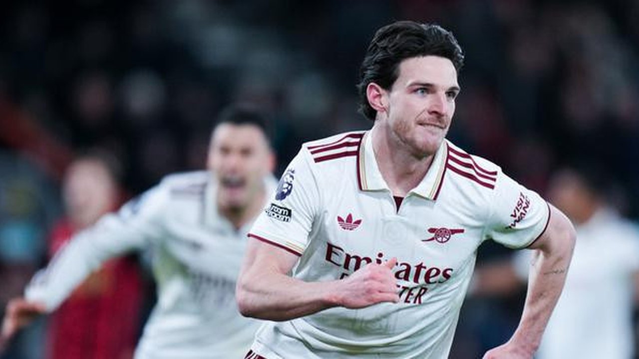 Gelandang Arsenal, Declan Rice, melakukan selebrasi setelah mencetak gol ke gawang Bournemouth pada pekan ke-20 Liga Inggris 2025/2026 di Vitality Stadium, Minggu (04/01/2026) dini hari WIB.