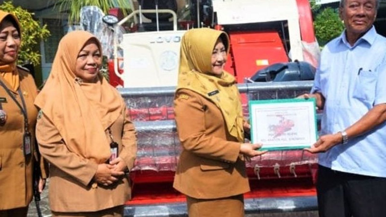 Pemerintah Kabupaten Magetan menyalurkan Bantuan Alsintan Magetan berupa Combine Harvester Besar kepada dua kelompok tani, diharapkan mampu meningkatkan produktivitas dan modernisasi sektor pertanian.