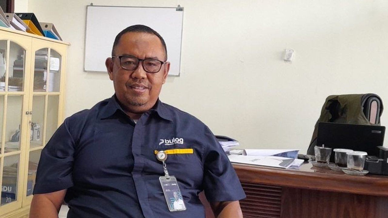 Perum Bulog Maluku dan Maluku Utara meningkatkan target penyerapan beras petani lokal menjadi 5.000 ton hingga Desember 2026, melebihi capaian awal. Simak strategi Bulog Maluku Malut serap beras petani demi ketahanan pangan daerah.