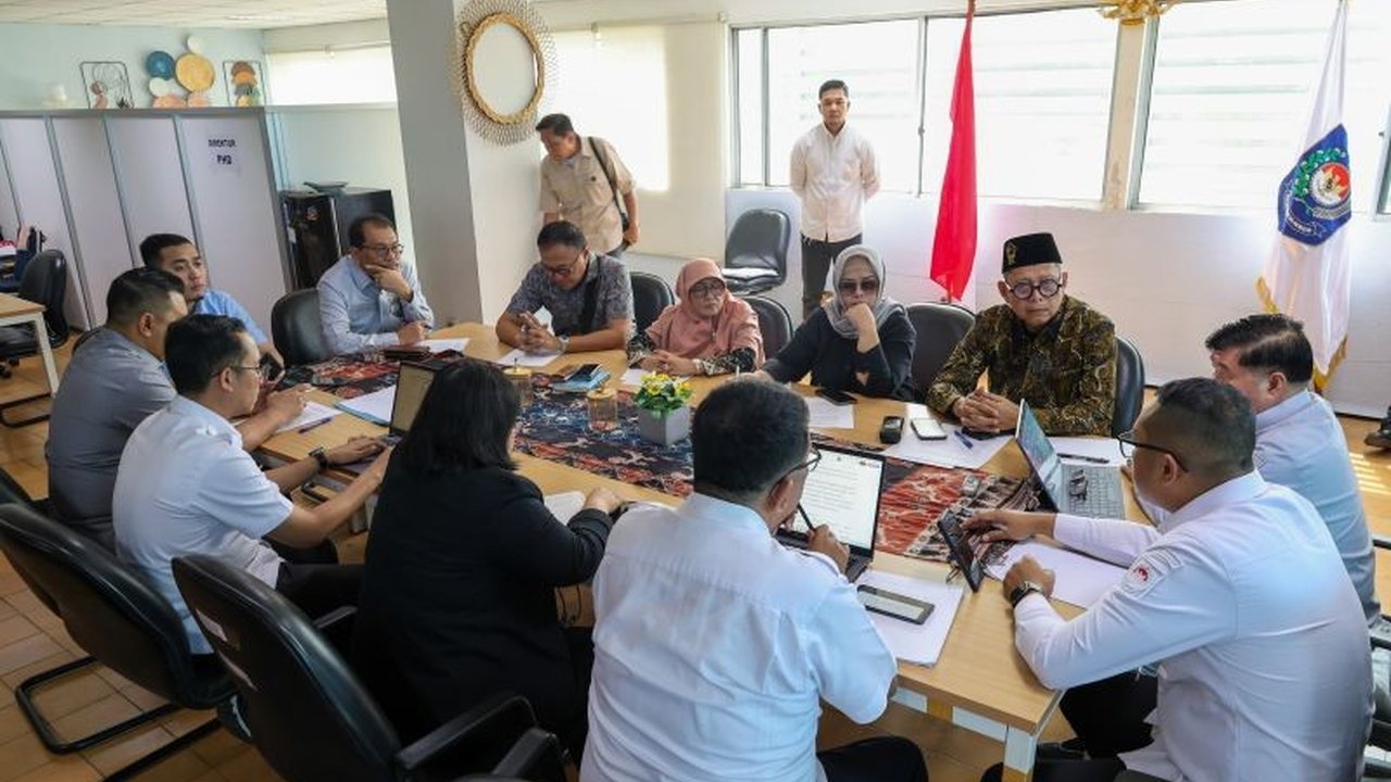 DPRD Jawa Barat mendesak percepatan pemekaran desa di tingkat kabupaten/kota. Langkah ini dinilai strategis untuk optimalkan serapan dana desa dan tingkatkan kesejahteraan masyarakat secara merata.