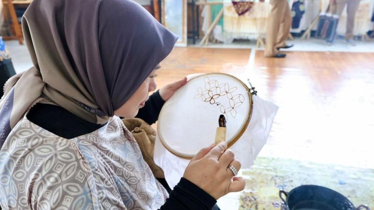 Komisi II DPRD Jabar serius mendorong pemerintah mempermudah aspek perizinan bagi Industri Kecil Menengah (IKM) agar produk lokal mampu menembus pasar ekspor. Ini kunci Kemudahan Perizinan IKM Ekspor.