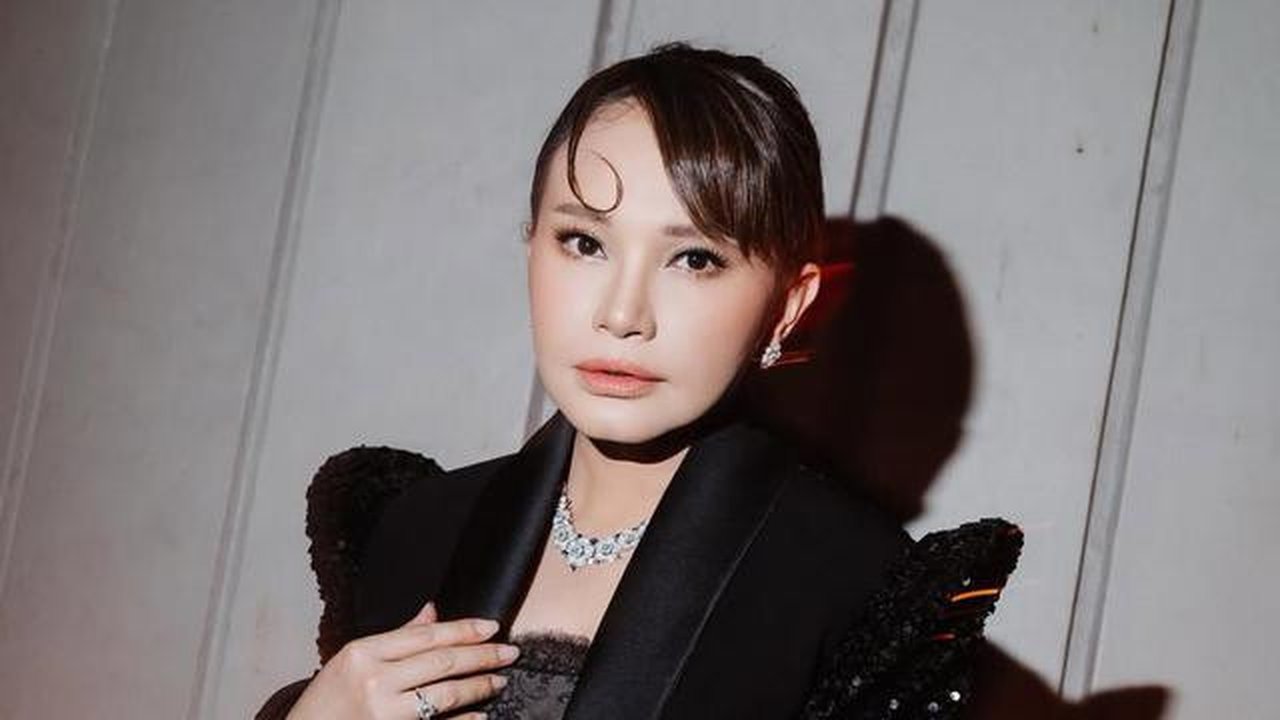 Rossa memukau di malam anuegerah Piala Citra FF 2025, memadukan kebaya modern dan jarit motif kawung cokelat keemasan karya Sebastian Gunawan. (Foto: Dok. Instagram @itsrossa910)