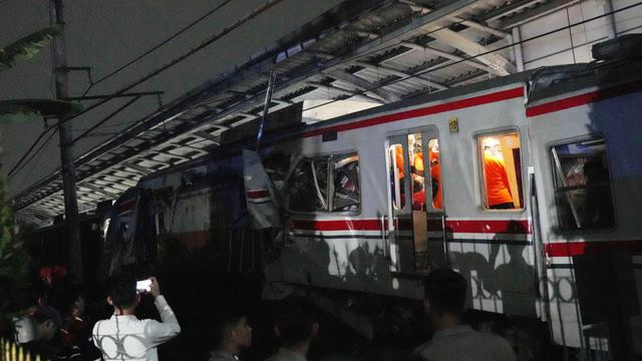 Tim pencari dan penyelamat mencari korban kecelakaan Kereta Api Jarak Jauh (KAJJ) dengan Kereta rel Listrik (KRL) Commuter Line di Stasiun Bekasi Timur, Jawa Barat, Selasa 28 April 2026 dini