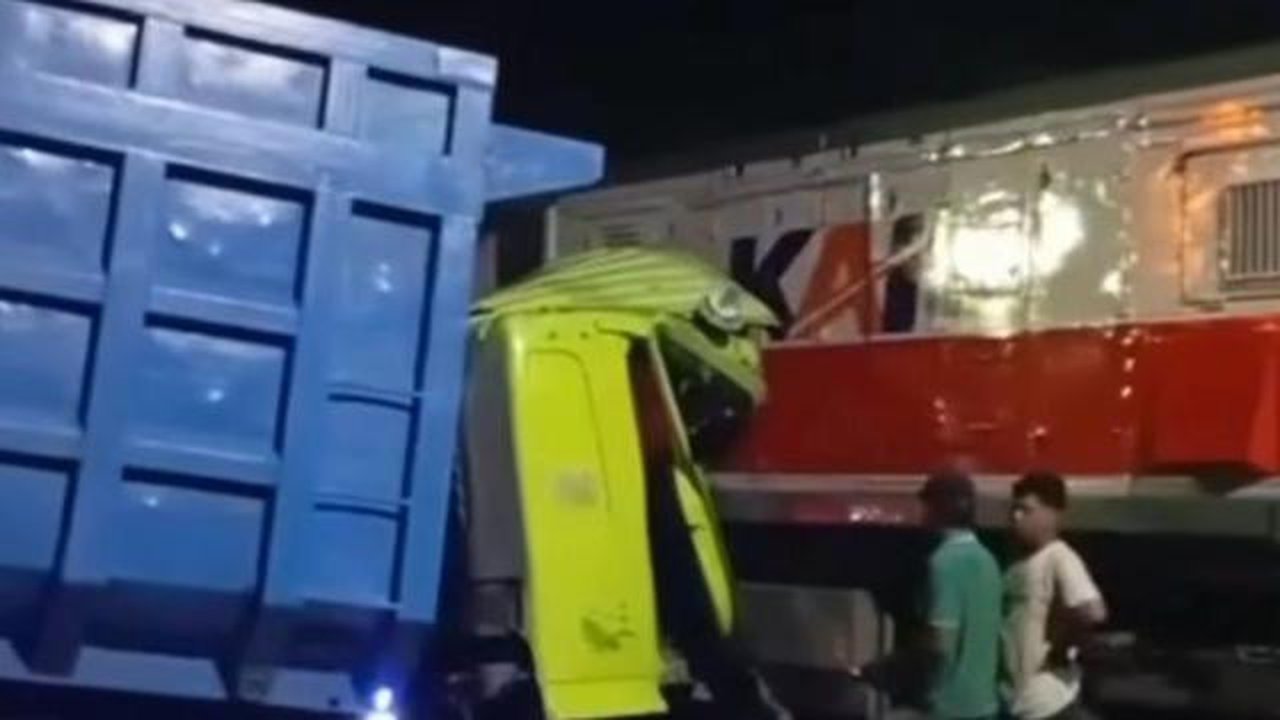 Kecelakaan kereta api kembali terjadi, kali ini di perlintasan sebidang daerah Kota Blitar. (Foto: Tangkapan Layar Sosmed)