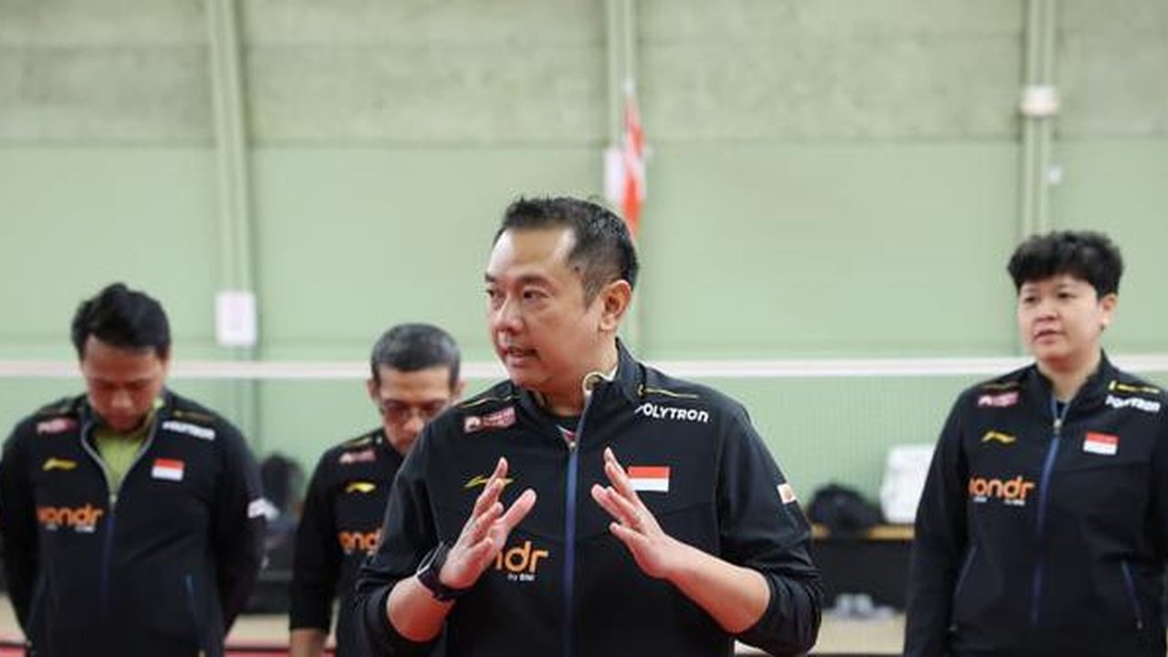 Kabid Pembinaan dan Prestasi Pelatnas PBSI Eng Hian memberikan arahan kepada tim Indonesia untuk Piala Thomas dan Uber 2026 di Horsens Badminton Club, Denmark, Selasa (21/4). (foto: PBSI)