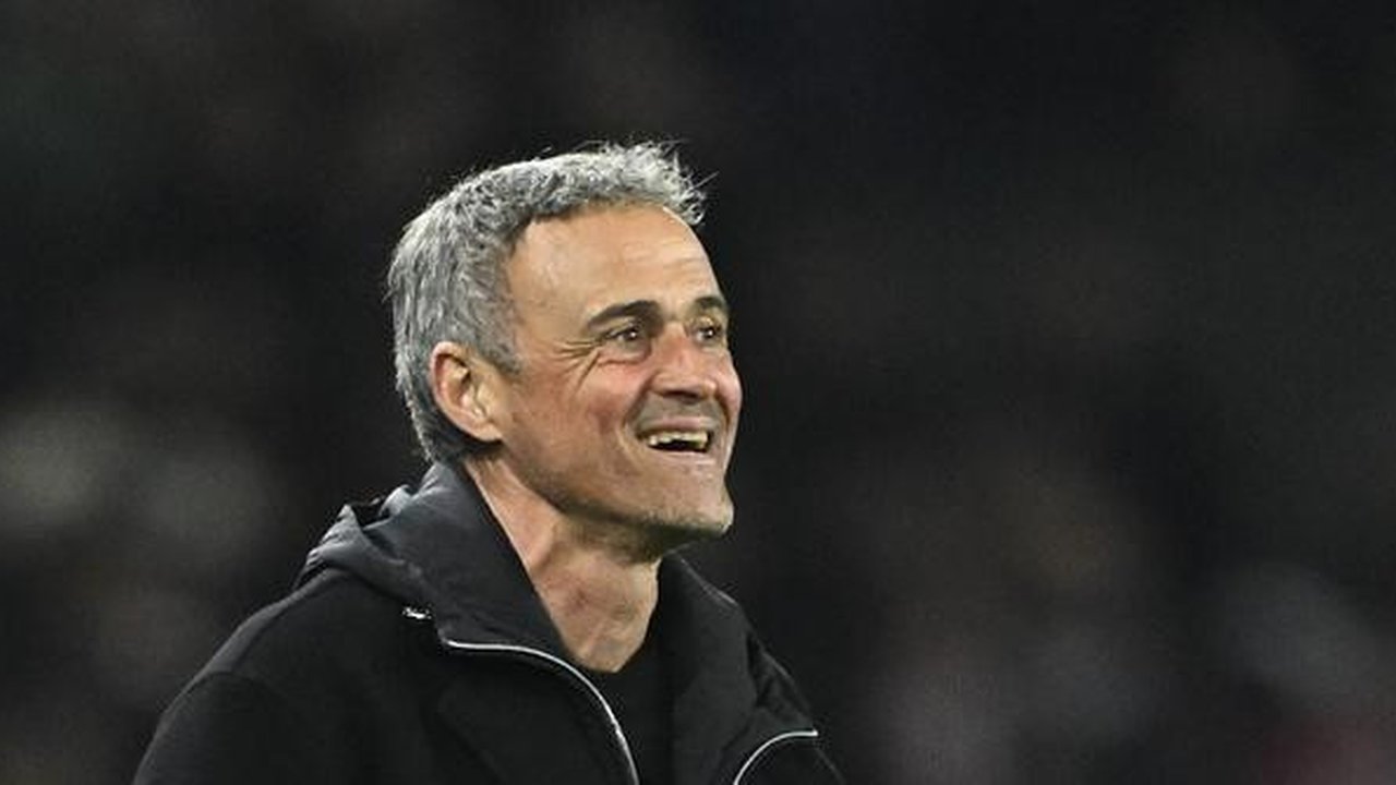 Pelatih Paris Saint-Germain, Luis Enrique, bereaksi pada akhir pertandingan leg pertama babak 16 besar UEFA Champions League antara PSG dan Chelsea di Parc des Princes, Paris, Kamis (12/3/202