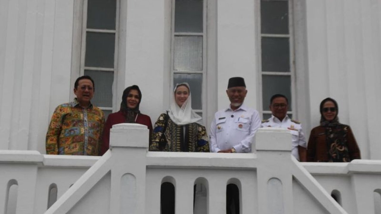 Menteri Pariwisata Widiyanti Putri Wardhana mengapresiasi tinggi nilai historis Kota Bukittinggi dan ikon Jam Gadang, menegaskan komitmennya untuk memajukan pariwisata daerah ini ke kancah global.