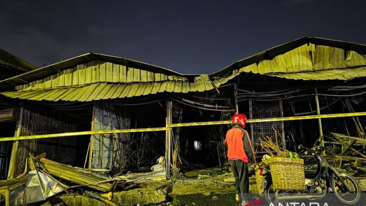 Ratusan kios di Pasar Kanjengan Semarang dilalap api pada Rabu malam, 29 April 2026. Insiden kebakaran ini menyebabkan kerugian besar, namun penyebab dan total kerugian masih diselidiki.