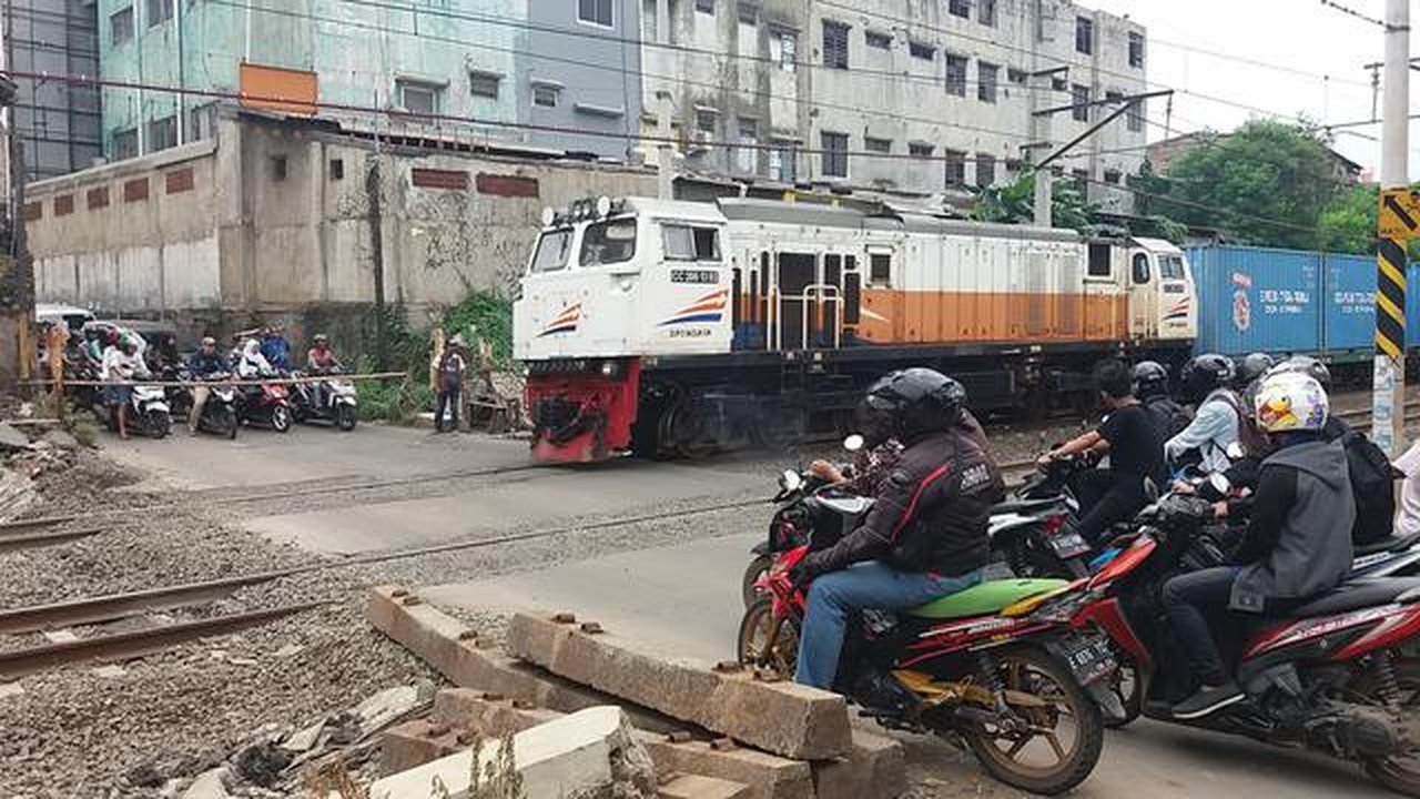 Perlintasan sebidang Bulak Kapal, Bekasi Timur tidak memiliki palang pintu selama puluhan tahun. (Liputan6.com/Bam Sinulingga)