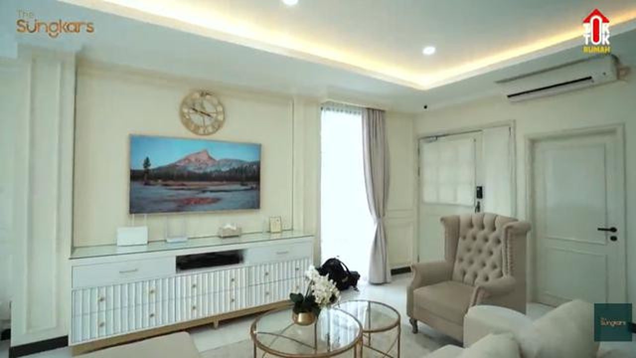 Potret Ruang Keluarga di Rumah Fitri Tropica dan Irvan Hanafi (Image by Gemini AI)