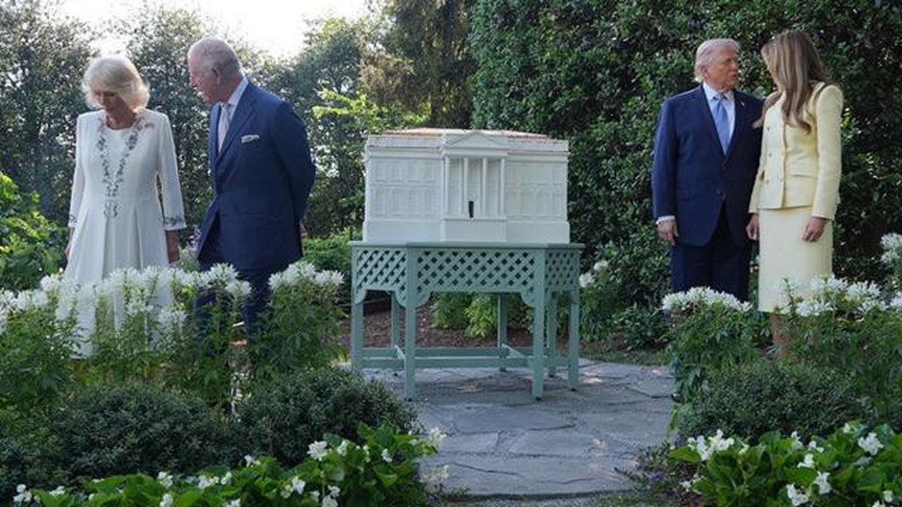 Presiden Amerika Serikat Donald Trump dan Ibu Negara Melania Trump bersama Raja Inggris Charles III dan Ratu Camilla berfoto di dekat sarang lebah Gedung Putih, Washington, Senin (27/4/2026).