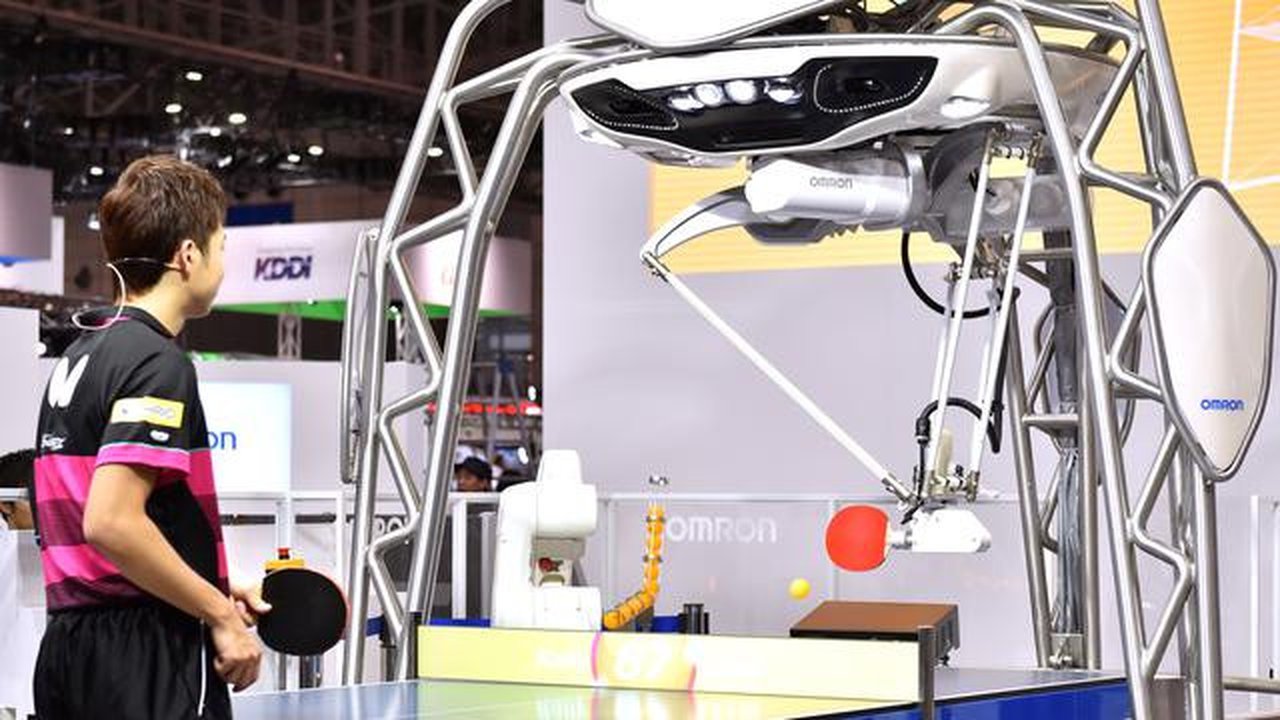 Seorang pria bertanding melawan robot Forpheus pada prapertunjukan di ajang CEATEC JAPAN 2017, Tokyo, Senin (2/10). Forpheus bisa menilai keterampilan manusia, hingga bisa memberikan tips unt