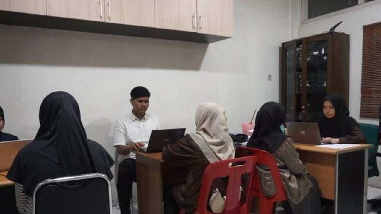 Penyidik Polresta Banda Aceh saat melakukan pemeriksaaan sejumlah saksi terkait kasus dugaan penganiayaan balita di Banda Aceh. (Antara)