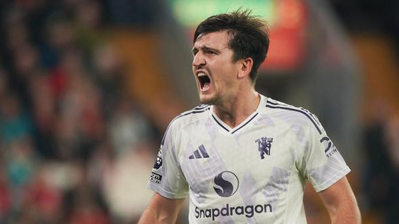 Pemain Manchester United, Harry Maguire, berteriak semangat setelah timnya berhasil mengalahkan Liverpool di Anfield dalam lanjutan Liga Inggris 2025/2026, Minggu (19/10/2025) malam WIB.
