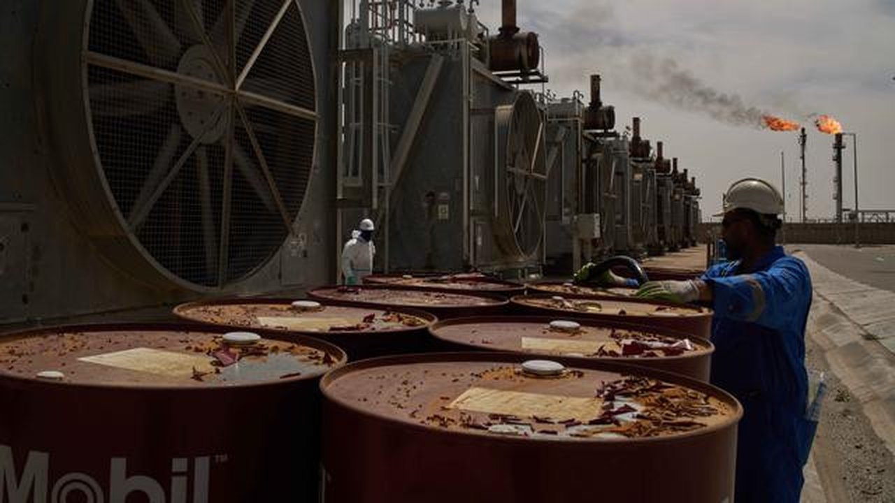 Seperti diketahui, lonjakan harga minyak tidak lepas dari kekhawatiran terhadap gangguan jalur distribusi energi, khususnya di Selat Hormuz. Tampak dalam foto, seorang pekerja mengumpulkan ol