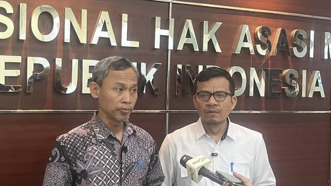 Komisioner Komisi Nasional Hak Asasi Manusia, Pramono Ubaid saat menjawab sejumlah pertanyaan wartawan. (Liputan6/M Radityo Priyasmoro)