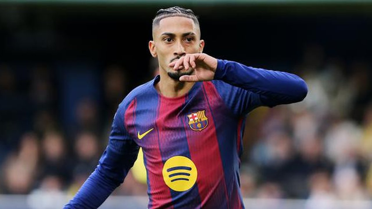 Selebrasi penyerang Barcelona, Raphinha usai membobol gawang Villarreal, Minggu (21/12/2025) (AP Photo/Alberto Saiz)