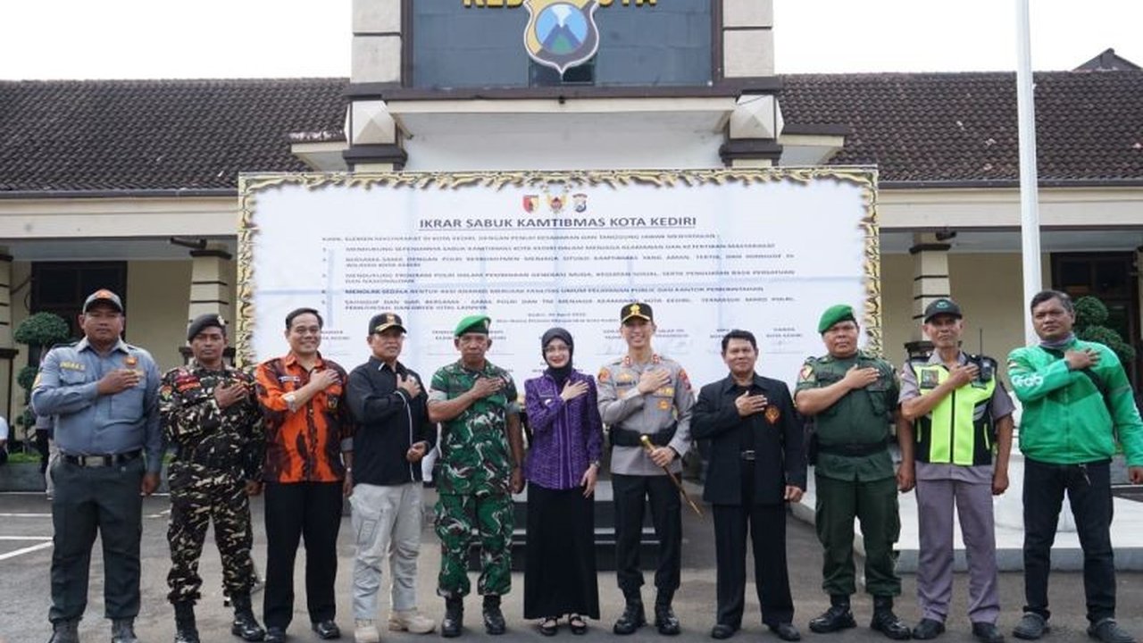 Pemerintah Kota Kediri bersama elemen masyarakat berikrar mendukung Sabuk Kamtibmas Kediri, sebuah inisiatif kolaboratif untuk menjaga stabilitas dan kondusivitas wilayah. Simak detail komitmen ini dalam upaya bersama menciptakan lingkungan yang aman dan.