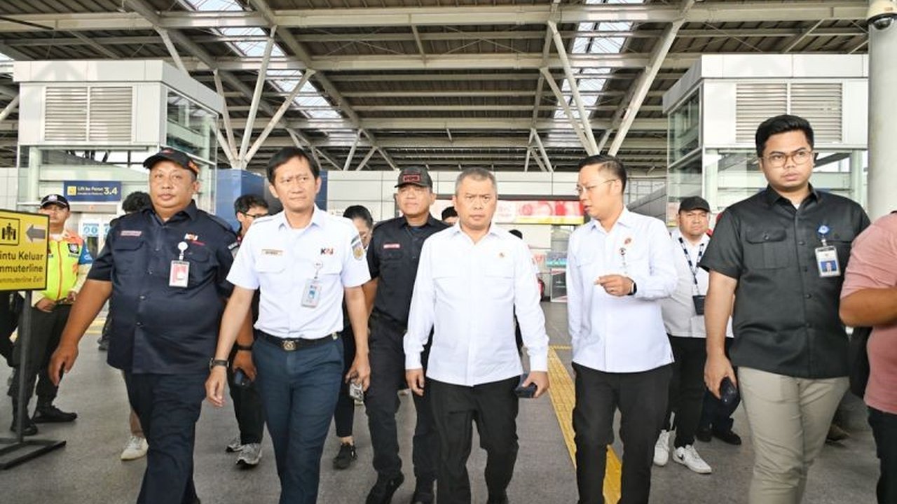 Kementerian Perhubungan dan PT Kereta Api Indonesia (KAI) intensifkan penertiban perlintasan sebidang di seluruh Indonesia. Langkah ini diambil untuk meningkatkan keselamatan perjalanan kereta api, menindaklanjuti arahan Presiden pascainsiden kecelakaan.