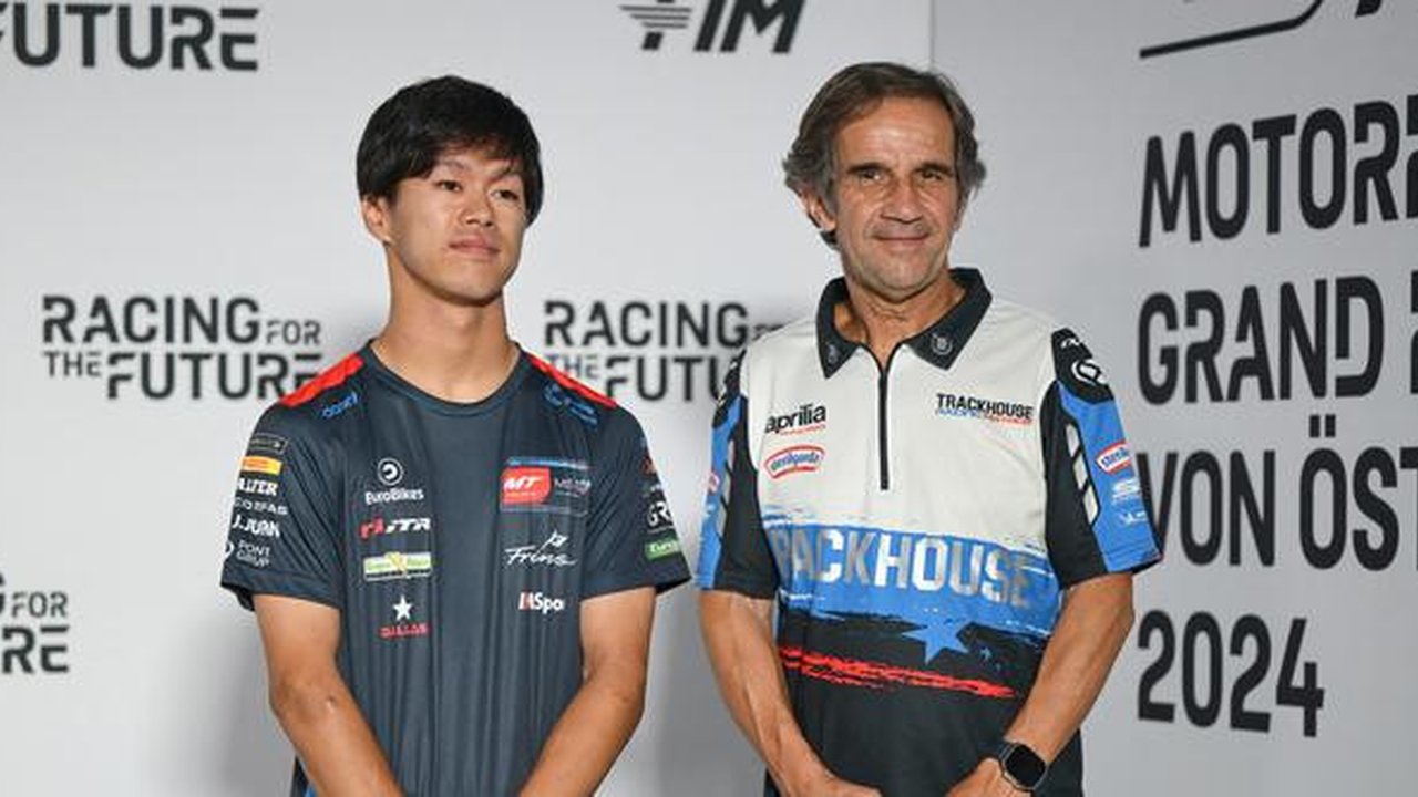 Ai Ogura bersama bos Trackhouse, Davide Brivio. (Jure Makovec / AFP)