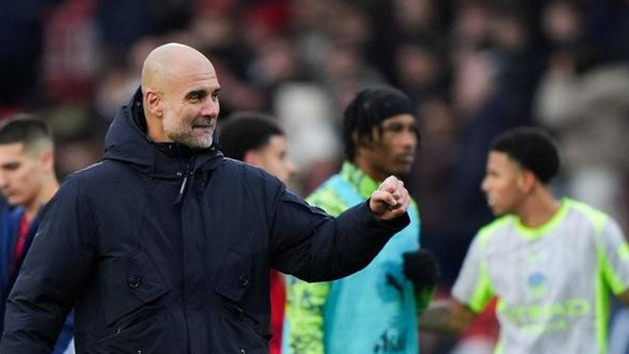Pelatih Manchester City, Pep Guardiola, merayakan kemenangan atas Nottingham Forest pada laga pekan ke-18 Premier League di Stadion The City Ground, Sabtu (27/12/2025). (Joe Giddens/PA via AP