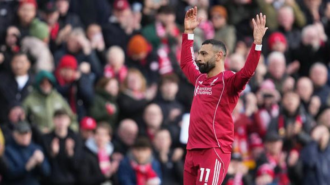 Mohamed Salah merayakan gol kedua Liverpool dalam laga Premier League melawan Fulham, Sabtu (11/4/2026). (AP Photo/Jon Super)