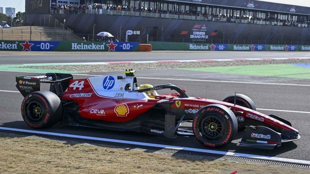 Tim Ferrari memastikan penggunaan wing 'flip-flop' pada mobil mereka di Miami GP. Inovasi aerodinamika ini diharapkan mampu memberikan performa optimal bagi Charles Leclerc dan Lewis Hamilton di lintasan.