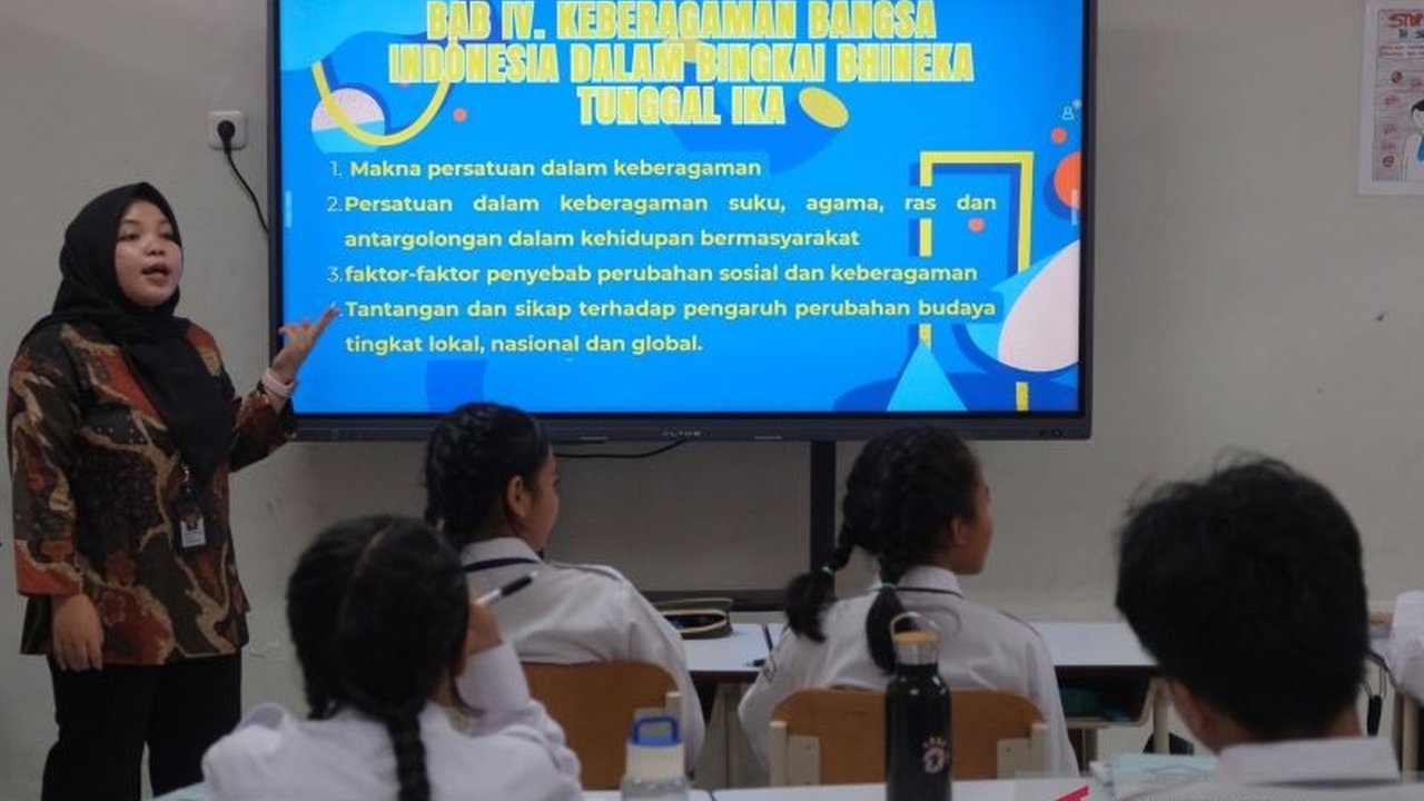 Kementerian Pendidikan Dasar dan Menengah (Kemendikdasmen) terus berupaya melakukan revitalisasi pendidikan Indonesia Timur, menjawab tantangan akses dan kualitas dengan perbaikan fisik, digitalisasi, serta dukungan guru dan siswa, demi masa depan cerah.