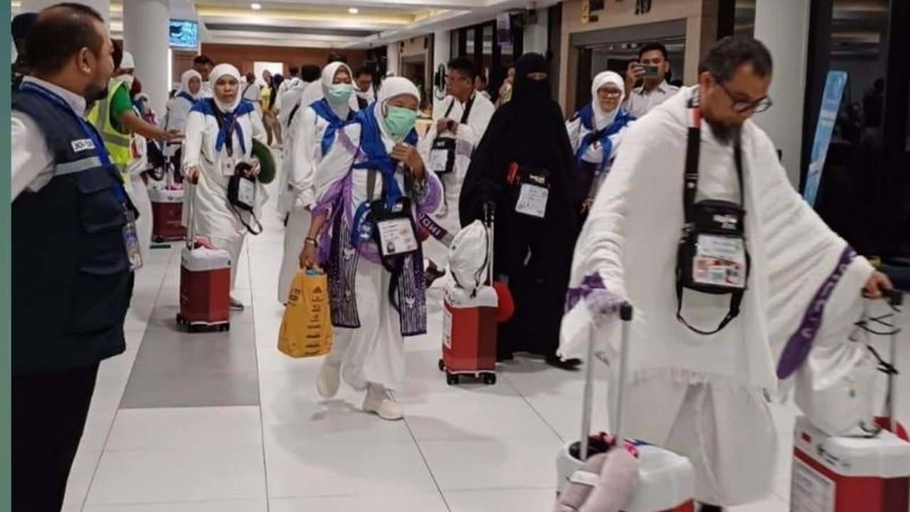 Sebanyak 3.051 calon haji asal Riau telah diberangkatkan ke Tanah Suci melalui embarkasi Batam secara bertahap. Proses Pemberangkatan Haji Riau ini dipastikan lancar meski ada kendala kesehatan yang menyebabkan penundaan.