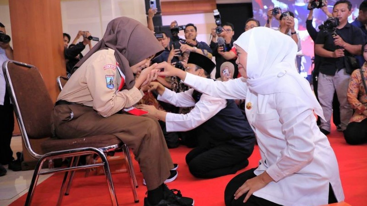 Gubernur Khofifah Indar Parawansa menegaskan komitmen Jawa Timur sebagai barometer pendidikan nasional, didukung program Jatim Cerdas dan berbagai inovasi demi SDM unggul.