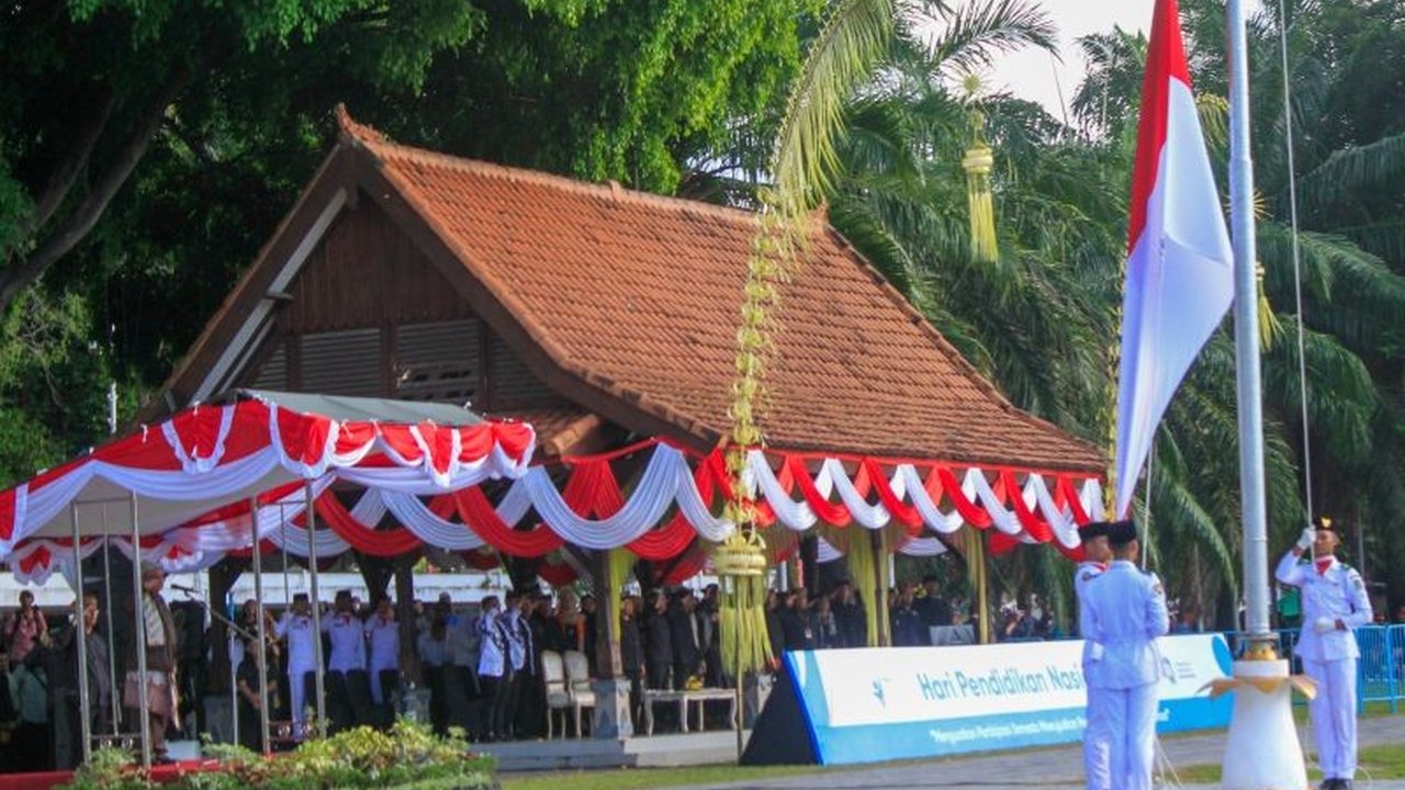 Mendikdasmen Abdul Mu'ti memimpin upacara Hardiknas 2026 Banyuwangi yang disebut paling meriah, mengapresiasi kolaborasi demi pendidikan bermutu dan generasi unggul.