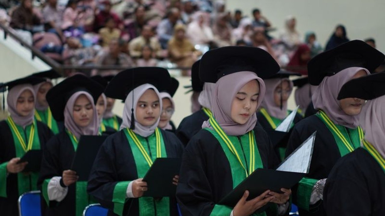Wacana penutupan program studi yang dianggap tidak relevan dengan industri kembali menjadi perbincangan hangat. Artikel ini mengulas kompleksitas di balik isu relevansi program studi, menyoroti tujuan pendidikan tinggi yang lebih luas dari sekadar memenuh