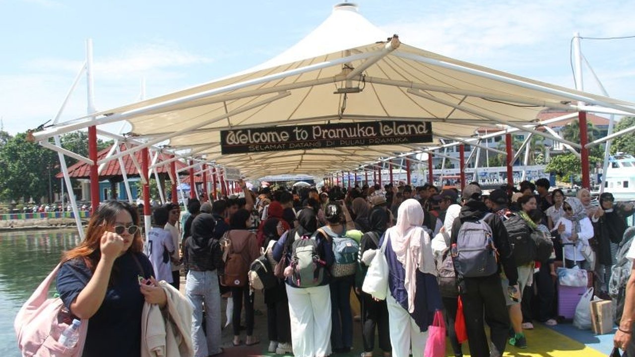 Sebanyak 5.863 wisatawan memadati Wisata Kepulauan Seribu saat libur Hari Buruh Internasional, menunjukkan popularitas destinasi dekat Jakarta ini.