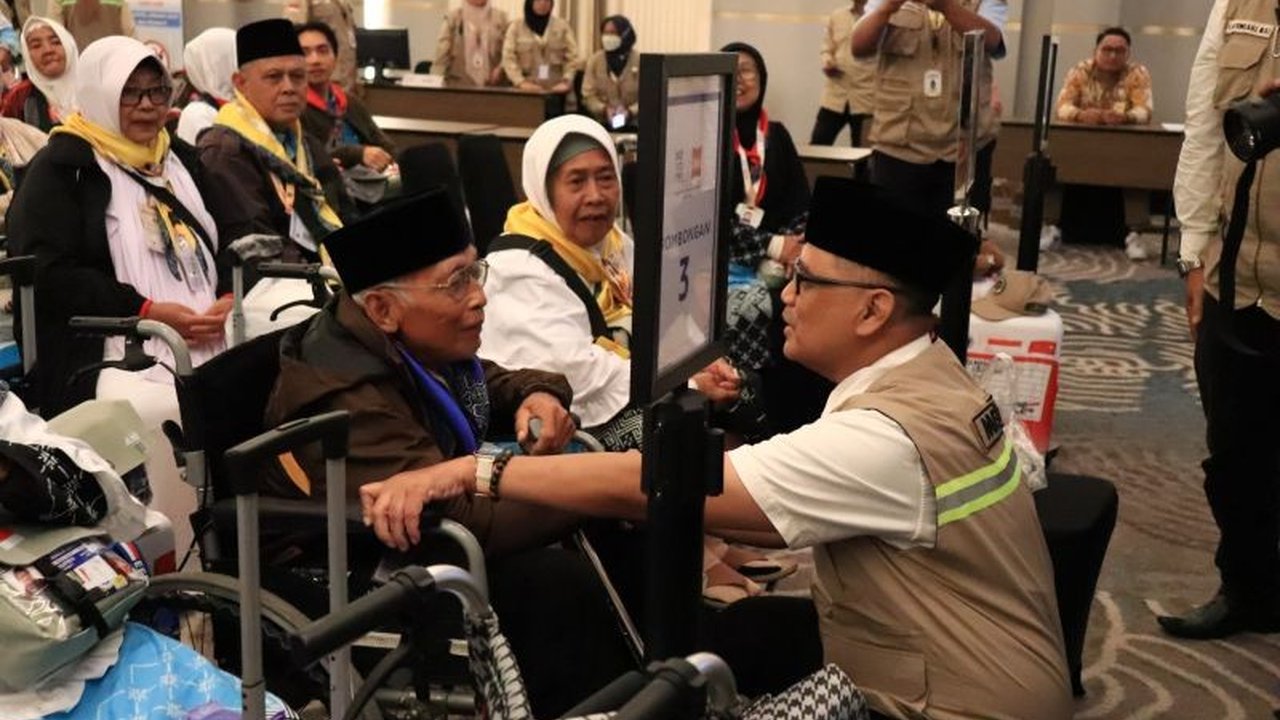 Menteri Haji dan Umrah RI, Mochamad Irfan Yusuf, menetapkan Embarkasi YIA sebagai model percontohan nasional. Inovasi fasilitas hotel untuk jemaah haji menjanjikan efisiensi dan kemudahan.