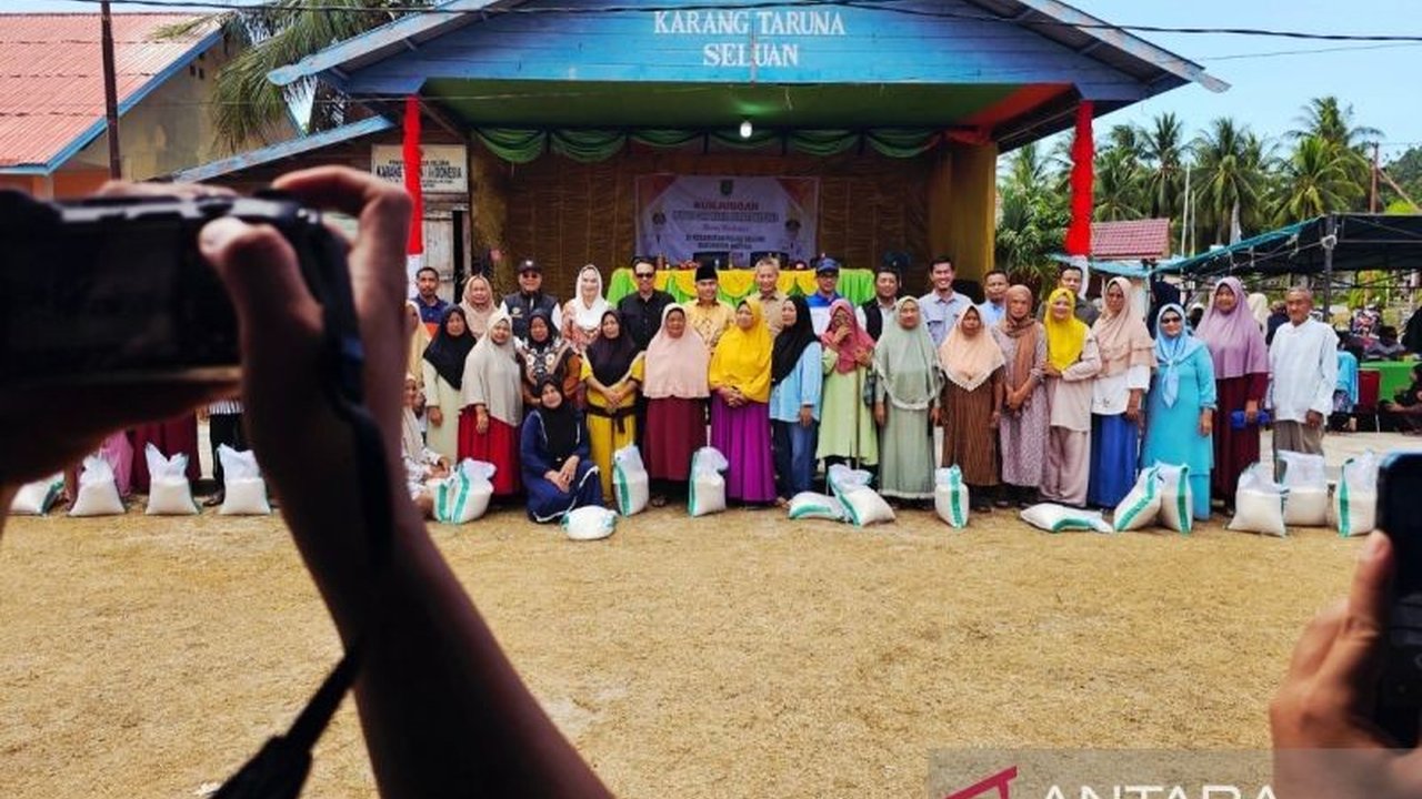 Dinas Ketahanan Pangan dan Pertanian Natuna menyalurkan Bantuan Beras Natuna kepada warga kurang mampu di Pulau Seluan. Simak detail program penting ini untuk meringankan beban ekonomi masyarakat.