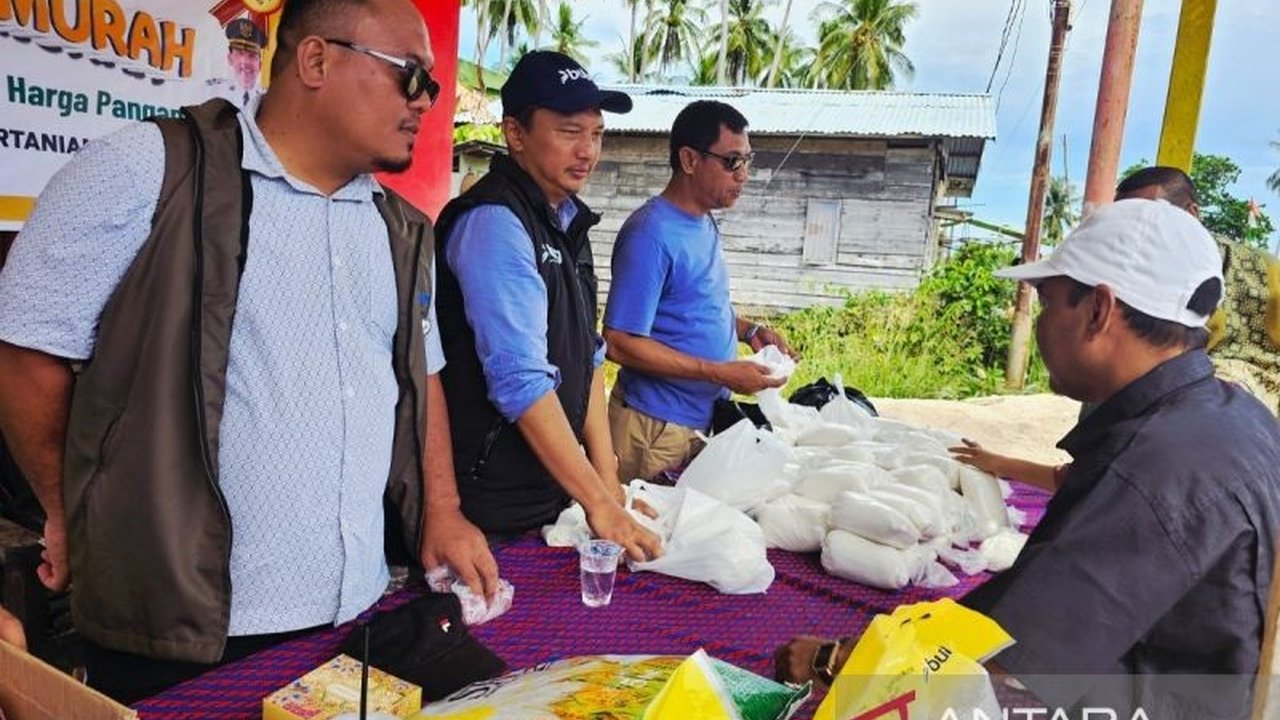 Pemkab Natuna dan Bulog bersinergi menggelar Gerakan Pangan Murah Natuna di Pulau Seluan untuk menjaga stabilitas harga dan meringankan beban masyarakat.