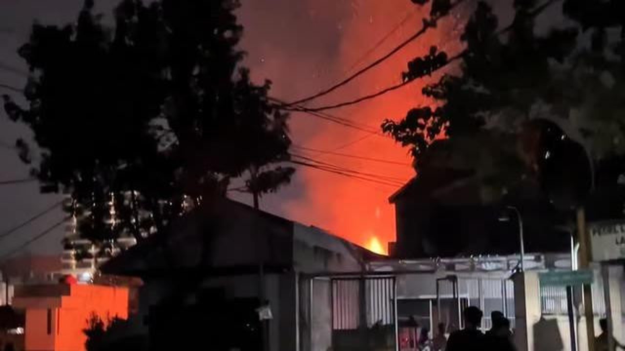 Musibah kebakaran hebat melanda rumah Anisa Rahma dan Anandito Dwis di Bandung. Sejumlah artis mendoakan dari Umi Pipik hingga Ruben Onsu. (Foto: Dok. Instagram @anisarahma_12)