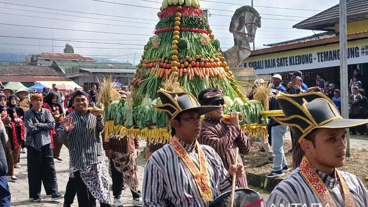 Ribuan warga Temanggung berkumpul dalam Nyadran Bhumi Phala, tradisi syukur atas karunia alam dan komitmen menjaga kelestarian lingkungan. Ini menegaskan pentingnya melestarikan 'Bhumi Phala' Temanggung.