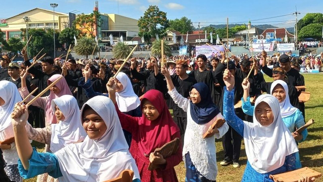 Pemerintah Kabupaten Majalengka berhasil mencatat Peningkatan IPM Majalengka yang signifikan, menempatkannya teratas di Ciayumajakuning. Apa rahasia di balik capaian ini?
