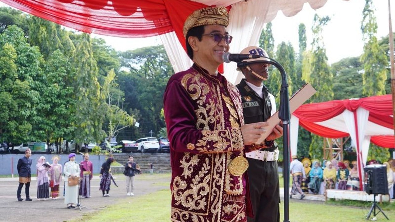 Pada peringatan Hardiknas 2026, Unhas serahkan 100 Beasiswa Dana Abadi kepada mahasiswa, sekaligus memberikan penghargaan kepada dosen dan tenaga kependidikan atas dedikasi mereka.