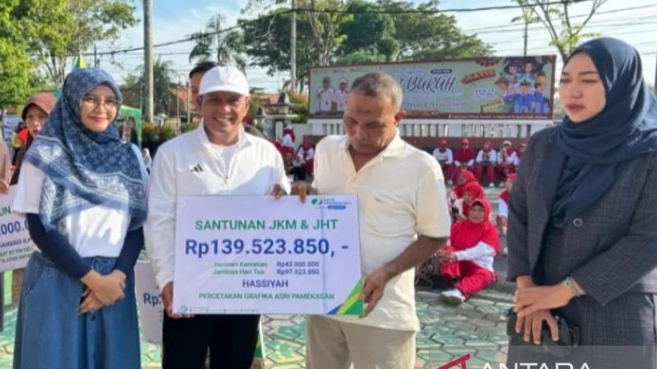 BPJS Ketenagakerjaan Pamekasan telah mencairkan klaim Jamsostek senilai Rp9,7 miliar untuk 1.058 peserta, sekaligus menyalurkan beasiswa. Simak detail komitmen perlindungan pekerja ini.