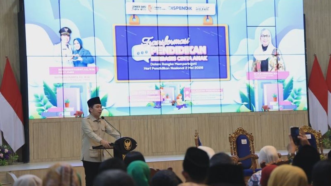 Bupati Jember Muhammad Fawait memaparkan strategi atasi kemiskinan ekstrem melalui pendidikan saat peringatan Hardiknas 2026, menekankan peran guru, orang tua, dan ASN untuk Jember yang lebih maju.