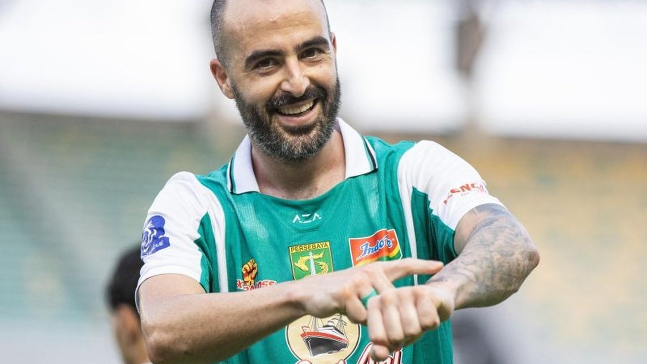 Gelandang Persebaya Surabaya, Milos Raickovic, menjelaskan makna di balik Milos Raickovic Selebrasi menunjuk pergelangan tangan usai kemenangan telak atas PSBS Biak. Apa pesan di baliknya dan bagaimana hal itu mencerminkan filosofi hidup sang pemain?