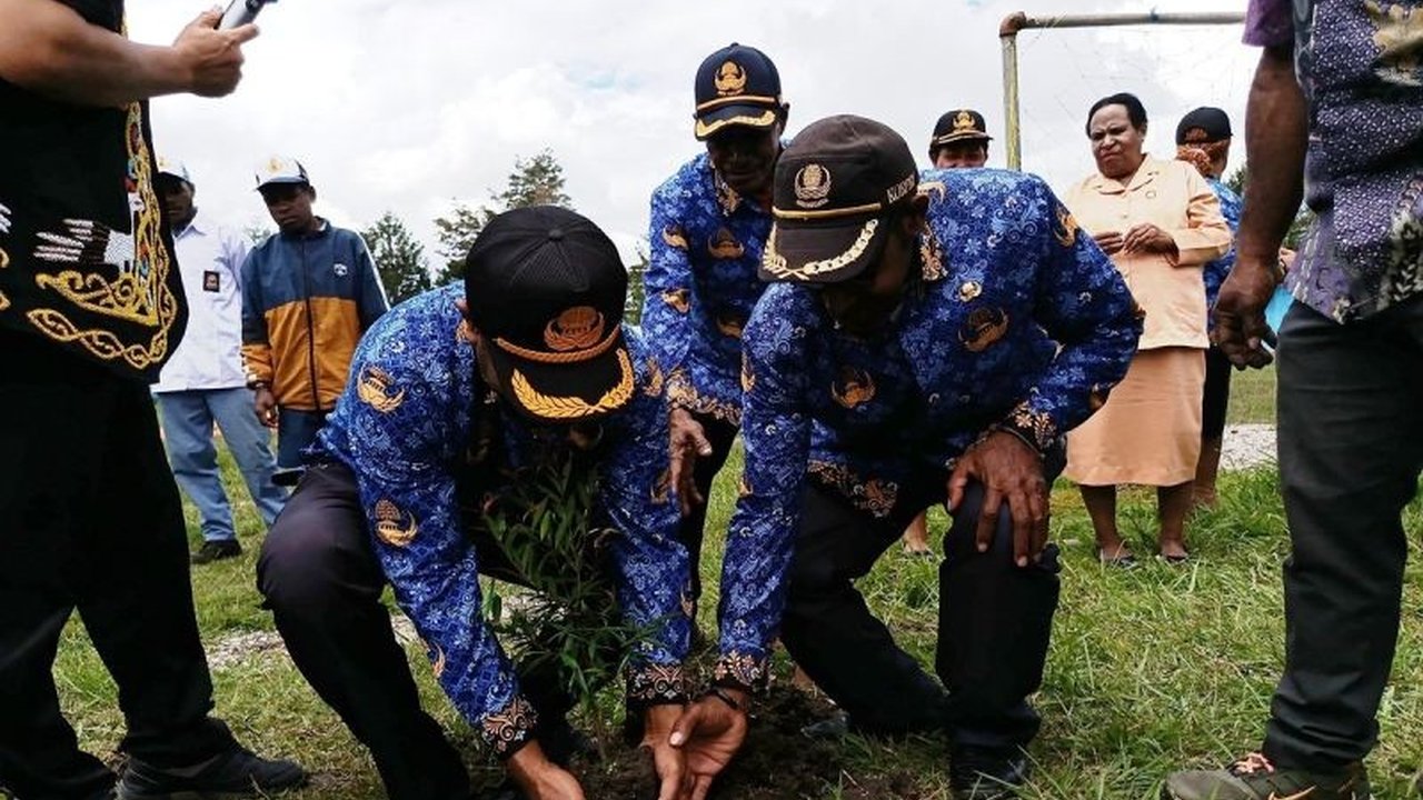 Peringati Hardiknas 2026, Disdikbud Papua Pegunungan bersama mitra tanam 100 pohon di SMA Kristen Wamena. Aksi ini edukasi lingkungan dan dukung pembangunan berkelanjutan.
